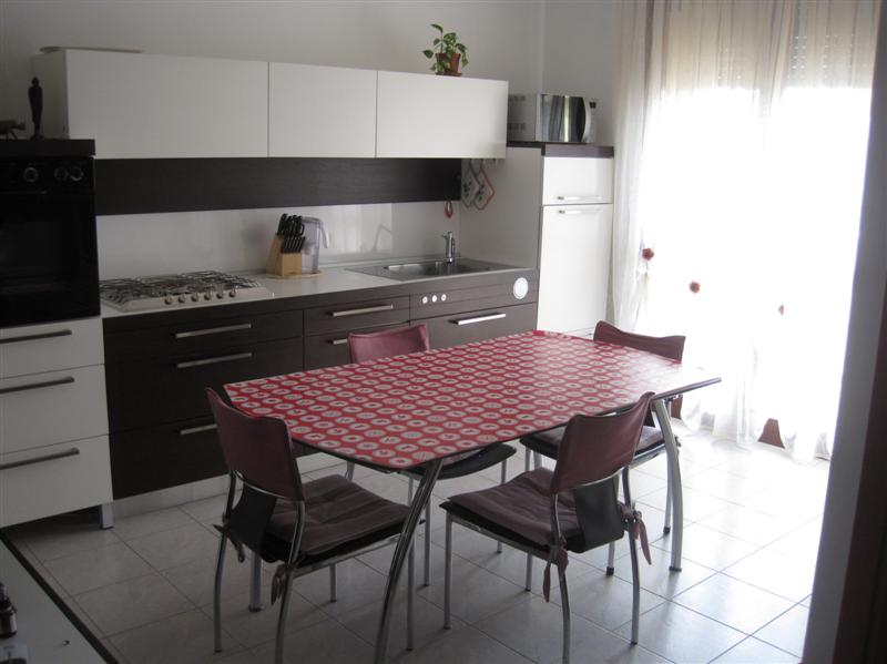 Zona centrale, tranquilla e ben servita del paese, proponiamo un appartamento su palazzina di sol...