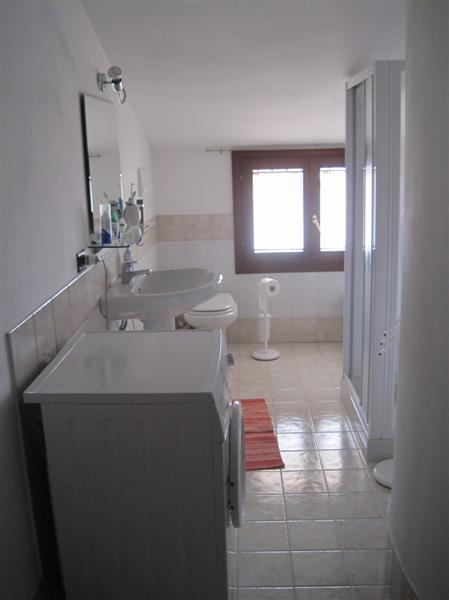 Zona centrale, tranquilla e ben servita del paese, proponiamo un appartamento su palazzina di sol...