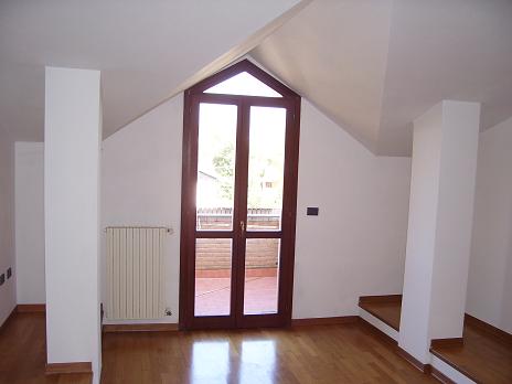 Zona centrale, tranquilla e ben servita del paese, proponiamo un appartamento su palazzina di sol...