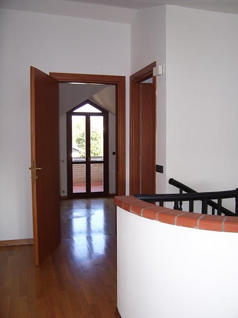 Zona centrale, tranquilla e ben servita del paese, proponiamo un appartamento su palazzina di sol...