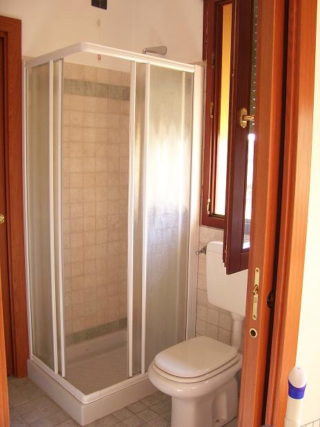 Zona centrale, tranquilla e ben servita del paese, proponiamo un appartamento su palazzina di sol...