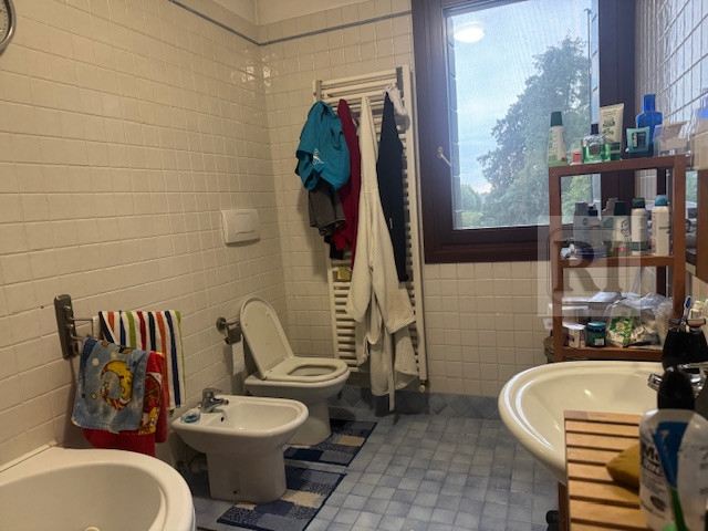 @LIMENA - centralissimo appartamento arredato composto da ingresso soggiorno cottura, due camere,...