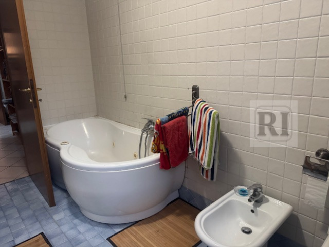 @LIMENA - centralissimo appartamento arredato composto da ingresso soggiorno cottura, due camere,...