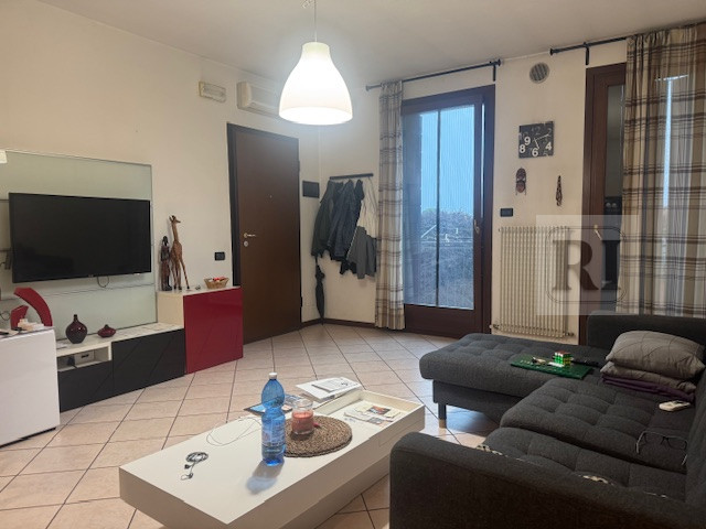 @LIMENA - centralissimo appartamento arredato composto da ingresso soggiorno cottura, due camere,...