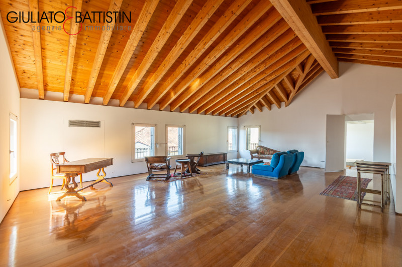 Centro storico di Vicenza, Corso Palladio. Loft di 118 m² calpestabili, quarto e ultimo piano con...