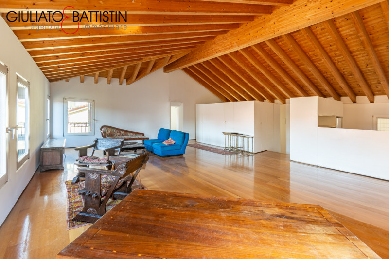 Centro storico di Vicenza, Corso Palladio. Loft di 118 m² calpestabili, quarto e ultimo piano con...