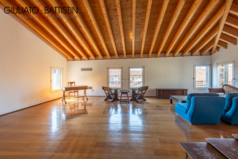 Centro storico di Vicenza, Corso Palladio. Loft di 118 m² calpestabili, quarto e ultimo piano con...