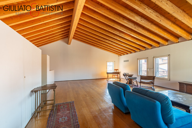 Centro storico di Vicenza, Corso Palladio. Loft di 118 m² calpestabili, quarto e ultimo piano con...