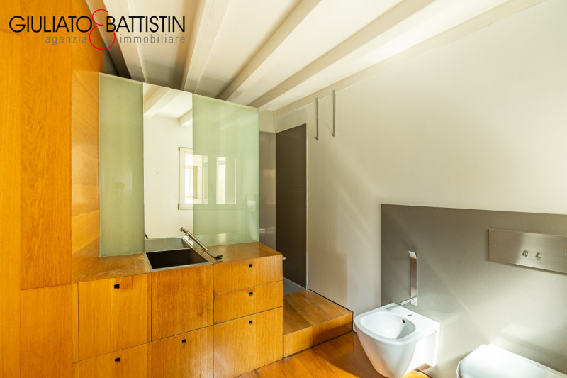 Centro storico di Vicenza, Corso Palladio. Loft di 118 m² calpestabili, quarto e ultimo piano con...