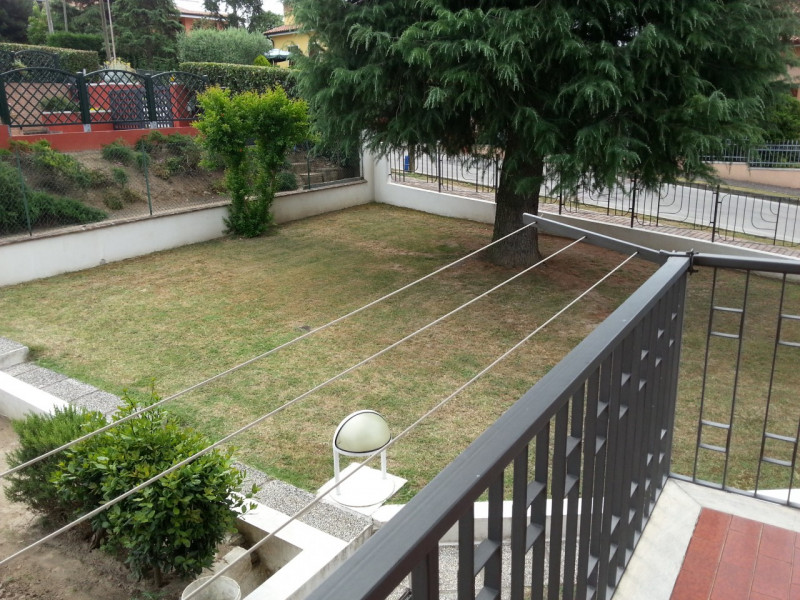 Si vende casa singola, in perfette condizioni su lotto di circa 1.500 mq di giardino.
Al piano ri...