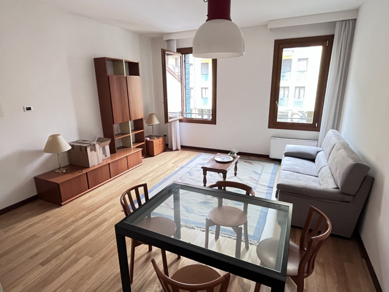 A DUE PASSI DA PIAZZA MAZZINI, APL PRIMO PIANO DI UN CONDOMINIO RECENTEMENTE RISTRUTTURATO, PROPO...