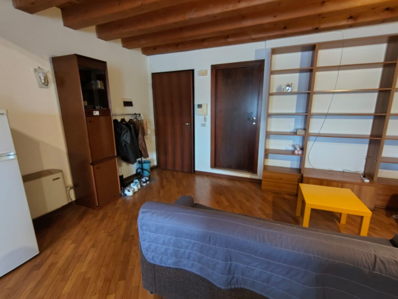 Al secondo e ultimo piano, appartamento mansardato in ottimo contesto abitativo, libero dal 15 Gi...
