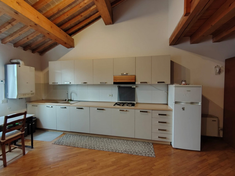 Al secondo e ultimo piano, appartamento mansardato in ottimo contesto abitativo, libero dal 15 Gi...