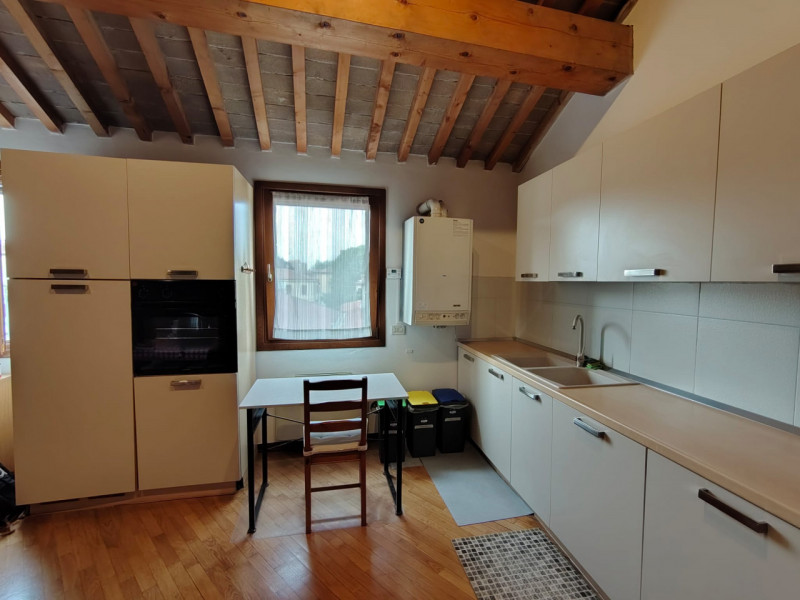 Al secondo e ultimo piano, appartamento mansardato in ottimo contesto abitativo, libero dal 15 Gi...