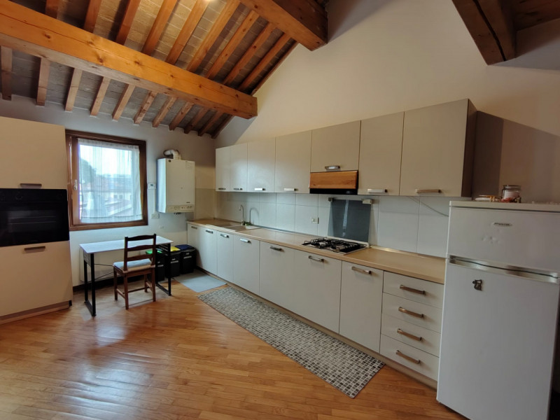 Al secondo e ultimo piano, appartamento mansardato in ottimo contesto abitativo, libero dal 15 Gi...