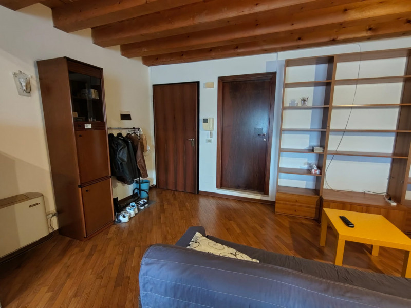 Al secondo e ultimo piano, appartamento mansardato in ottimo contesto abitativo, libero dal 15 Gi...