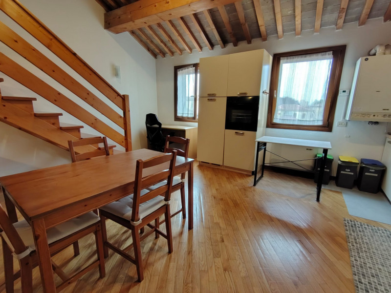 Al secondo e ultimo piano, appartamento mansardato in ottimo contesto abitativo, libero dal 15 Gi...