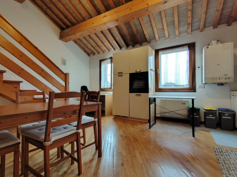 Al secondo e ultimo piano, appartamento mansardato in ottimo contesto abitativo, libero dal 15 Gi...