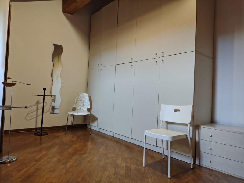 Al secondo e ultimo piano, appartamento mansardato in ottimo contesto abitativo, libero dal 15 Gi...