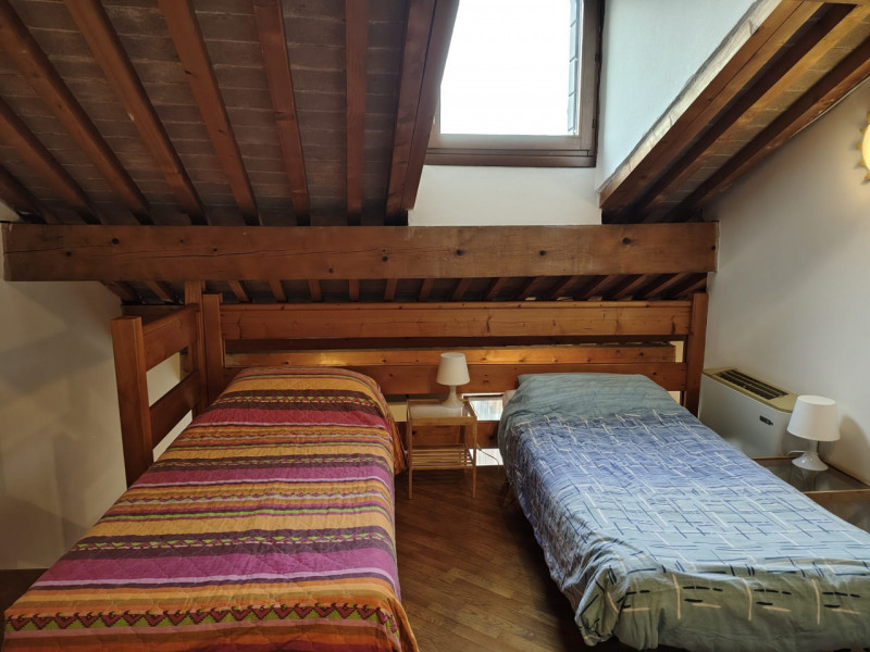Al secondo e ultimo piano, appartamento mansardato in ottimo contesto abitativo, libero dal 15 Gi...