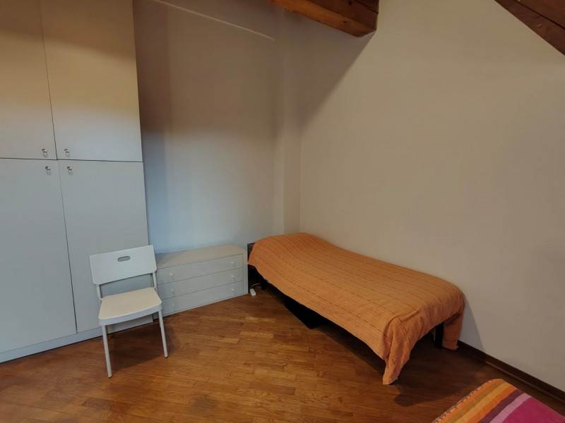 Al secondo e ultimo piano, appartamento mansardato in ottimo contesto abitativo, libero dal 15 Gi...
