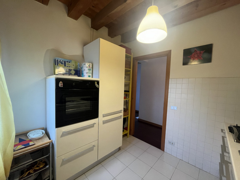 Este, affascinante appartamento duplex in vendita. Con un'ampia superficie di 140 mq, questa prop...