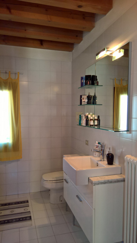 Este, affascinante appartamento duplex in vendita. Con un'ampia superficie di 140 mq, questa prop...