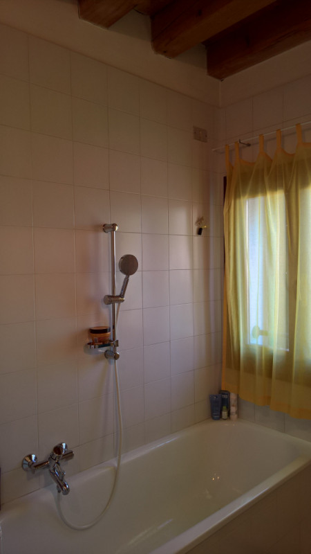 Este, affascinante appartamento duplex in vendita. Con un'ampia superficie di 140 mq, questa prop...