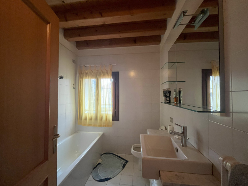 Este, affascinante appartamento duplex in vendita. Con un'ampia superficie di 140 mq, questa prop...