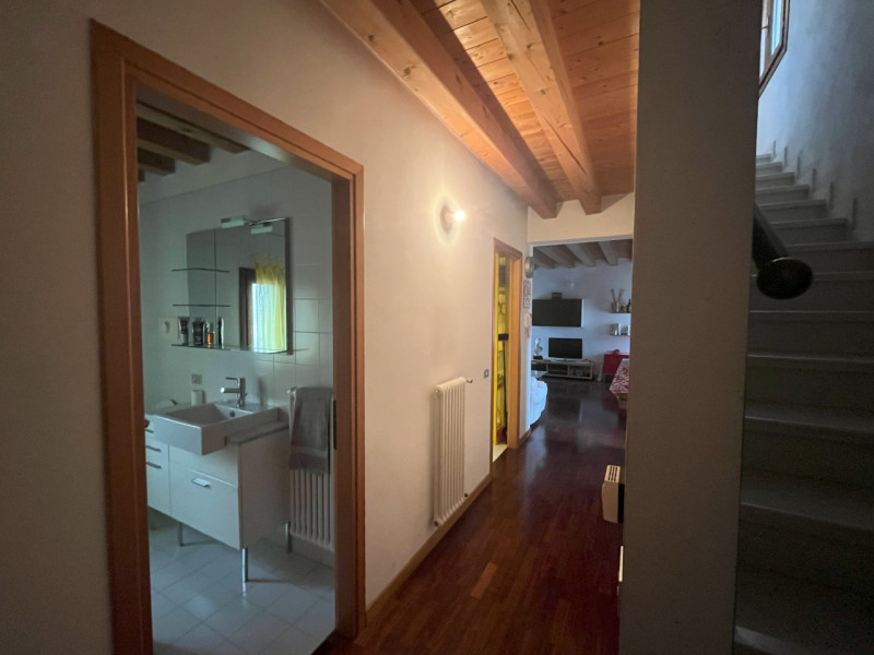 Este, affascinante appartamento duplex in vendita. Con un'ampia superficie di 140 mq, questa prop...