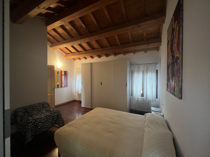 Este, affascinante appartamento duplex in vendita. Con un'ampia superficie di 140 mq, questa prop...