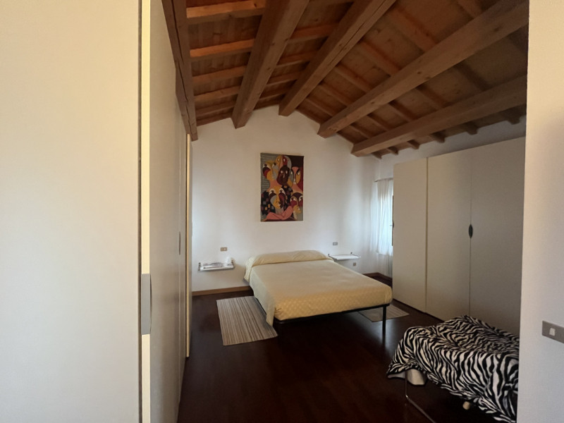 Este, affascinante appartamento duplex in vendita. Con un'ampia superficie di 140 mq, questa prop...