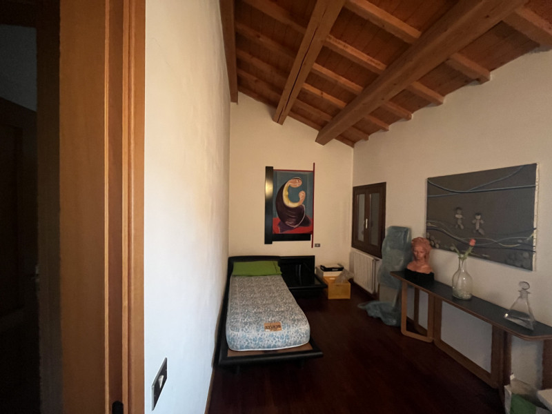 Este, affascinante appartamento duplex in vendita. Con un'ampia superficie di 140 mq, questa prop...