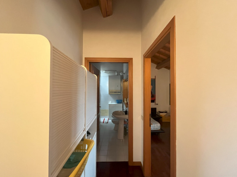 Este, affascinante appartamento duplex in vendita. Con un'ampia superficie di 140 mq, questa prop...