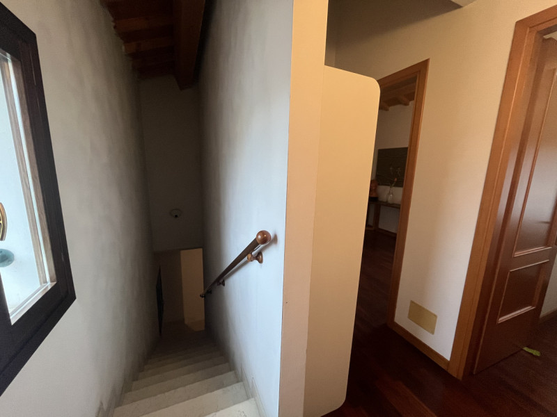 Este, affascinante appartamento duplex in vendita. Con un'ampia superficie di 140 mq, questa prop...