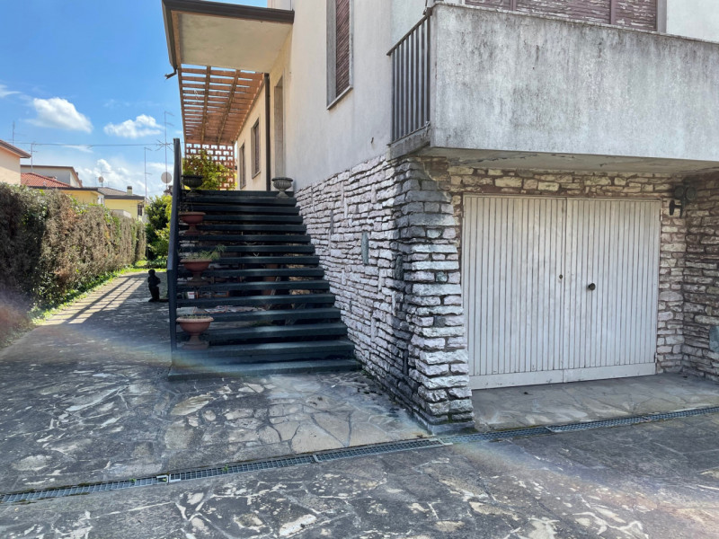 PONTEVIGODARZERE  VILLA 

villa di circa 400 mq nel quartiere residenziale di Pontevigodarzere, c...
