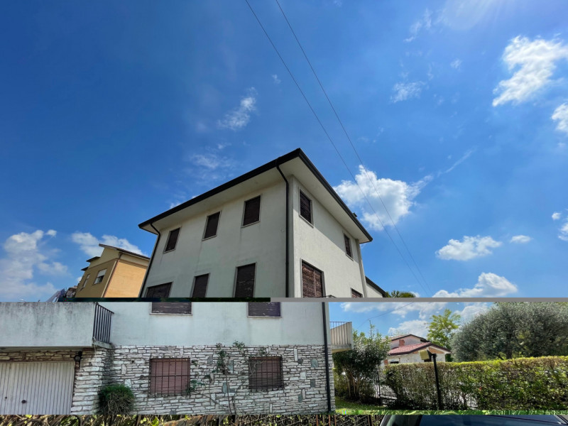 PONTEVIGODARZERE  VILLA 

villa di circa 400 mq nel quartiere residenziale di Pontevigodarzere, c...