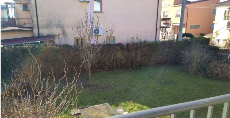 PONTEVIGODARZERE  VILLA 

villa di circa 400 mq nel quartiere residenziale di Pontevigodarzere, c...