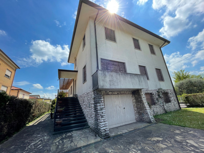 PONTEVIGODARZERE  VILLA 

villa di circa 400 mq nel quartiere residenziale di Pontevigodarzere, c...