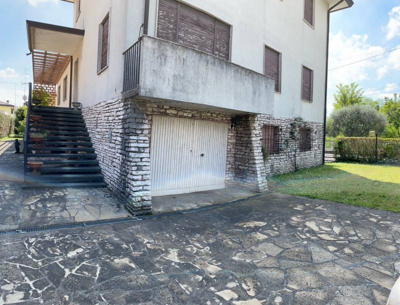PONTEVIGODARZERE  VILLA 

villa di circa 400 mq nel quartiere residenziale di Pontevigodarzere, c...