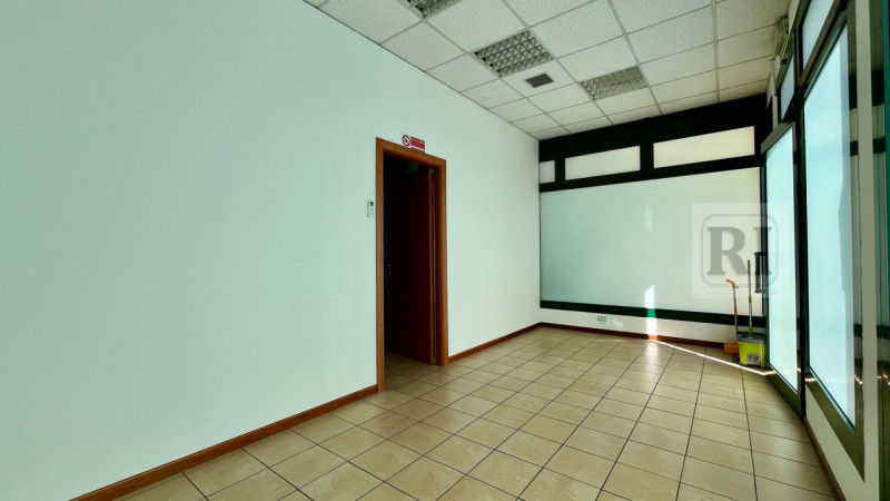 Se stai cercando uno spazio commerciale versatile e accogliente, questo negozio open space di 76 ...