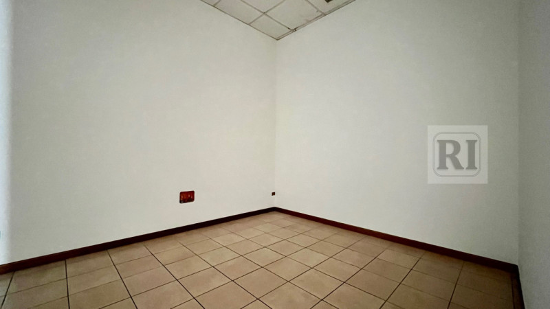 Se stai cercando uno spazio commerciale versatile e accogliente, questo negozio open space di 76 ...