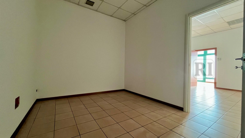 Se stai cercando uno spazio commerciale versatile e accogliente, questo negozio open space di 76 ...