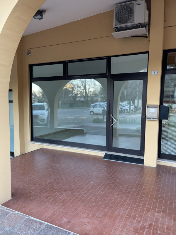 Montegrotto Terme, comodo alle principali vie di comunicazione, affittasi negozio mq 65, con maga...