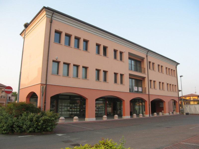 Ufficio di 95 mq netti in elegante fabbricato di alta rappresentanza con finiture di alta qualità...