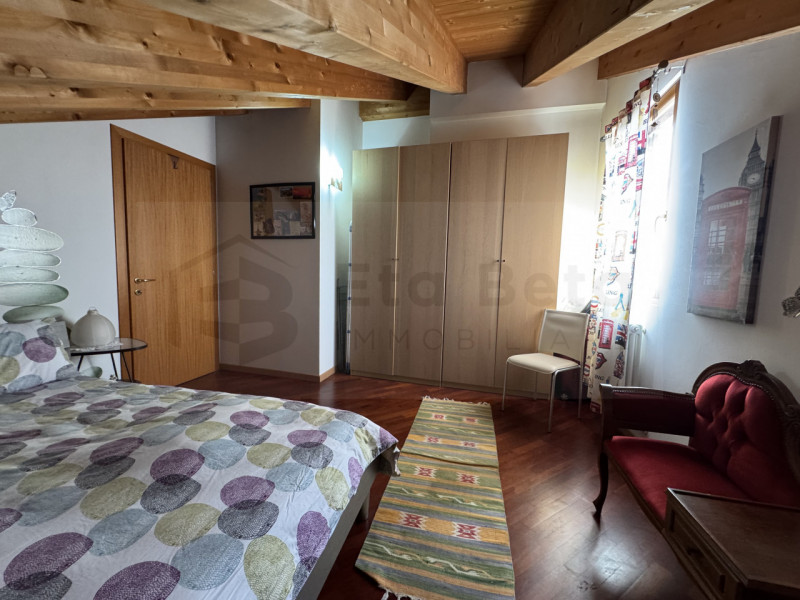 Situato nel quartiere di San Lazzaro nelle immediate vicinanze al futuro nuovo ospedale, proponia...