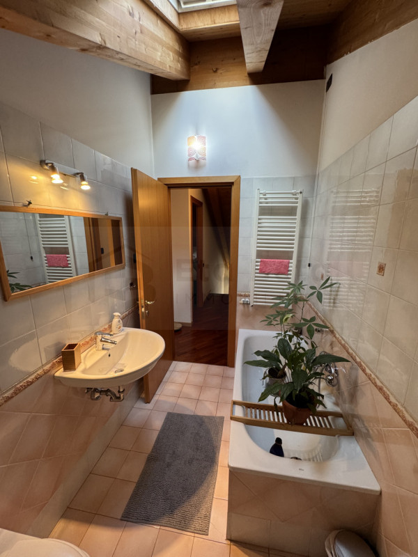 Situato nel quartiere di San Lazzaro nelle immediate vicinanze al futuro nuovo ospedale, proponia...