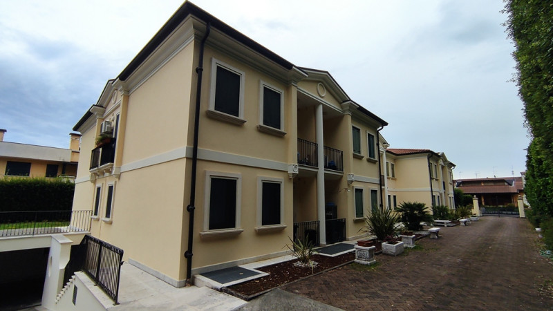 Affittasi : Villa del Conte : in centro (via Aldo Moro 1) comodo a tutti i servizi e circondato d...