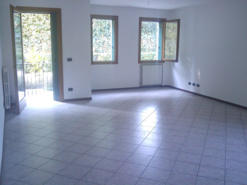 Affittasi : Villa del Conte : in centro (via Aldo Moro 1) comodo a tutti i servizi e circondato d...