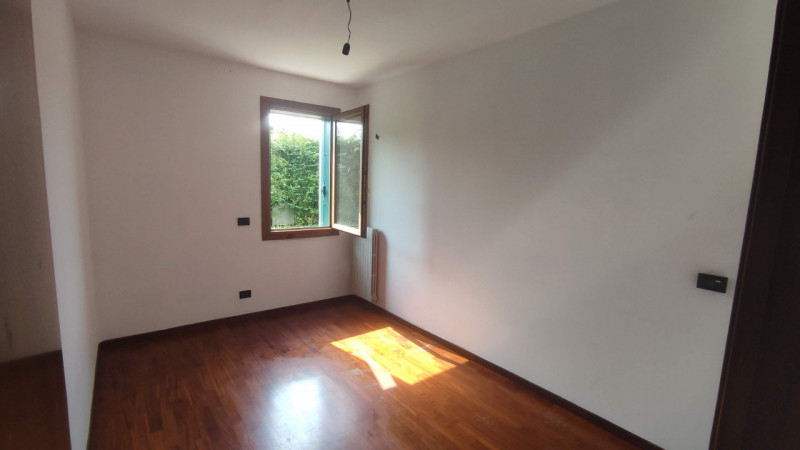 Affittasi : Villa del Conte : in centro (via Aldo Moro 1) comodo a tutti i servizi e circondato d...